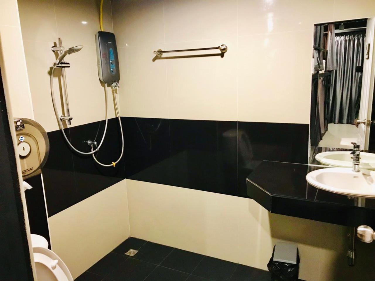 New Warm Light Hostel شيانغ ماي المظهر الخارجي الصورة